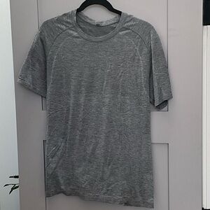 Men's Gray Lululemon T-shirt